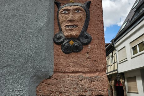 Impressionen aus Aschaffenburg Maske einer Person aus Stein an einer Hauswand