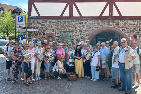 Gruppenbild vor der Touristinformation