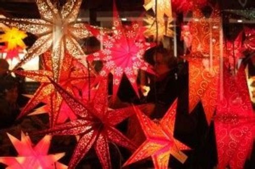 Stand auf dem Weihnachtsmarkt mit beleuchteten Sternen