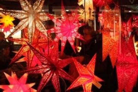 Stand auf dem Weihnachtsmarkt mit beleuchteten Sternen