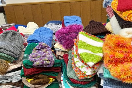 ein Tisch voller Strickware