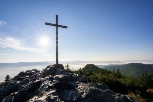 Gipfelkreuz auf einem Berg