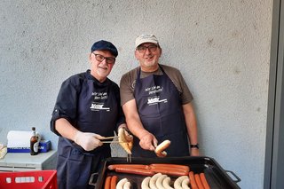 Zwei Herren am Grill