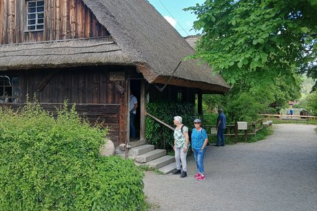 Vogtsbauernhof Zwei Reiseteilnehmerinnen vor einer alten Mühle.