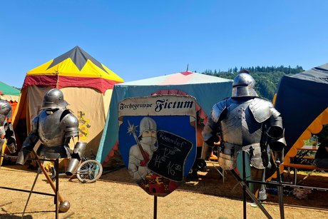 Ritterrüstungen und Zelte Ritterrüstungen und Zelte