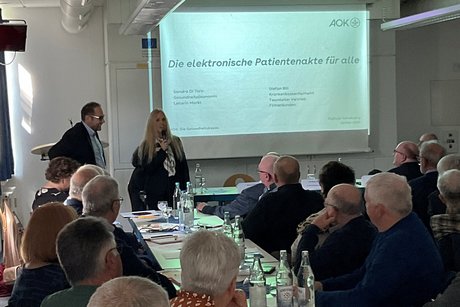 Das Bild zeigt die Teilnehmer während des Referats durch die AOK