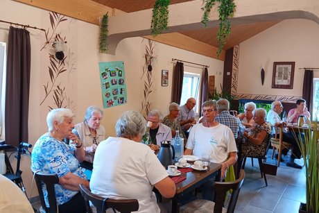 Mehrere Personen in Gastst&auml;tte
