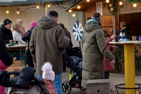 Glücksrad im Hintergrund Gäste