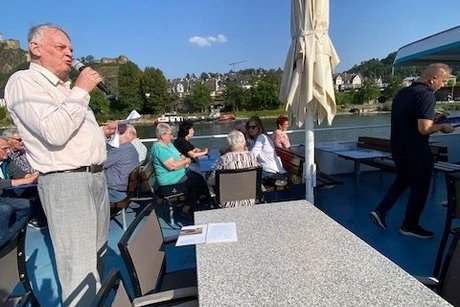 Herr Klepsch richtet das Wort an die Teilnehmer