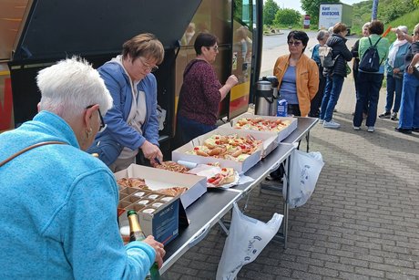 Fr&uuml;hst&uuml;ck am Bus mit belegten Br&ouml;tchen und Kuchen. Dazu Kaffee und Sekt.