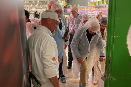 Vor dem Eintritt in den Produktionsbereich - Schutzüberzüge anziehen.