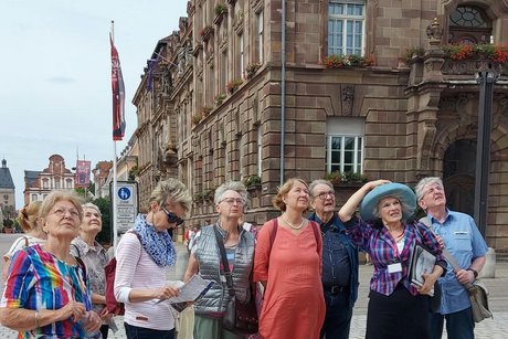 Impressionen aus Speyer Gruppe stehender Menschen
