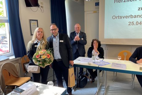 Das Bild zeigt Frau Sandra Di Toro Mammarella u. Stefan Bill mit einem kleinen Präsent