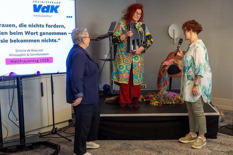 Alice Hoffmann erhält von Siegrun Breutigam und Elisabeth Dobias ein Weinpräsent.