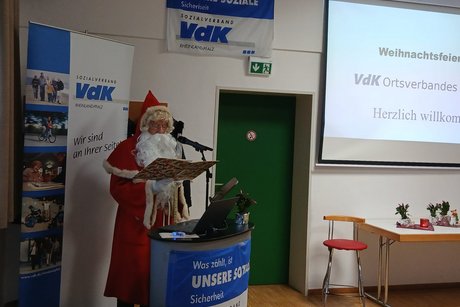 Der Nikolaus tr&auml;gt etwas vor