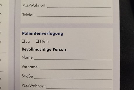 Eine Seite vom Notfallausweis wird angezeigt, auf der benachrichtigte Personen eingetragen werden und ob es eine Patientenverf&uuml;gung gibt.