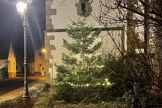 Kirche mit Weihnachtsbaum