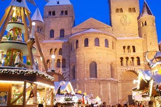 Weihnachtsmarkt vor dem Trierer Dom