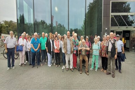 eine Gruppe von Menschen vor einem Geb&auml;ude