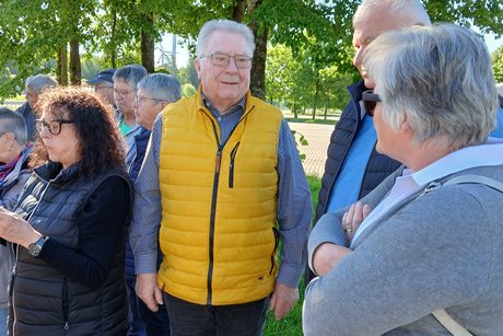 Frühstück am Bus Teilnehmer unserer Reisegruppe.