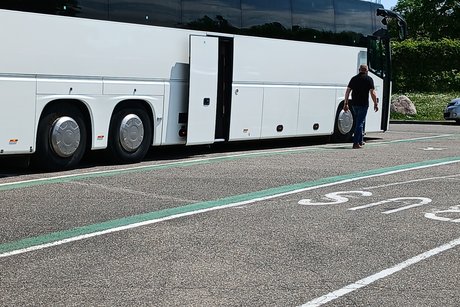 Bus steht bereit zur Weiterfahrt zum Hotel Zuflucht im mitten des Schwarzwald. Bus steht bereit zur Fahrt ins Hotel Zuflucht in mitten des Schwarzwald.