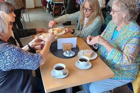 Auch hier ein Kaffeeklatsch. Auch hier ein Kaffeeklatsch.