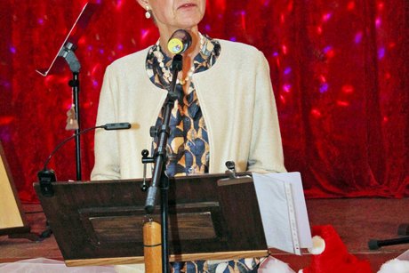 Potpourri an Eindrücken zur Weihnachtsfeier Frau hält eine Ansprache