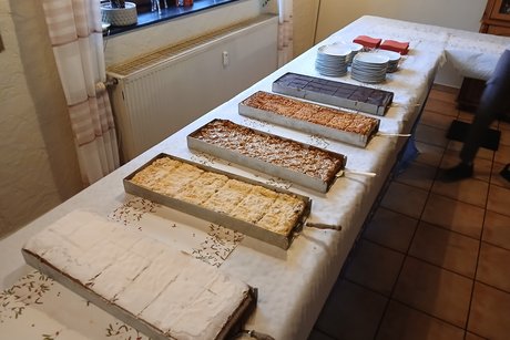 Am Kuchenbuffet konnte sich nach Herzenslust bedient werden.