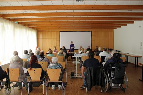 Gruppe sitzender Menschen