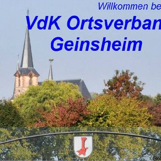 Kirche Geinsheim hinter Bäumen