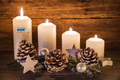 Vier Adventskerzen. Dier erste Kerze mit VdK-Logo.