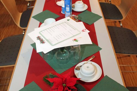 Potpourri an Eindrücken zur Weihnachtsfeier festlich gedeckter Tisch