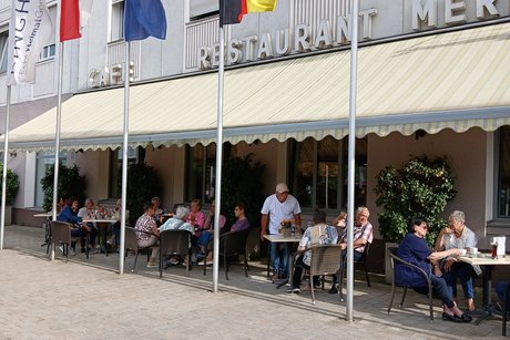 Vor dem Hotel ein gem&uuml;tliches beisammen sein.