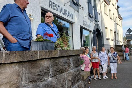 VdK OV-Gerolstein Tagesfahrt Teilnehmer vor der Gaststätte Eifelküche in Kelberg