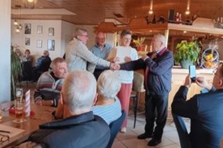 Manfred Graf und Emil Morsch gratulieren sich gegenseitig zu Ehrenvorsitzenden Ortsverbandstag