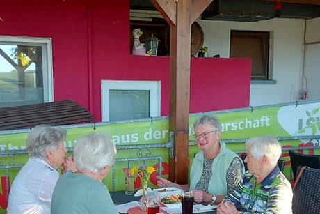 Gruppe von sitzenden Menschen