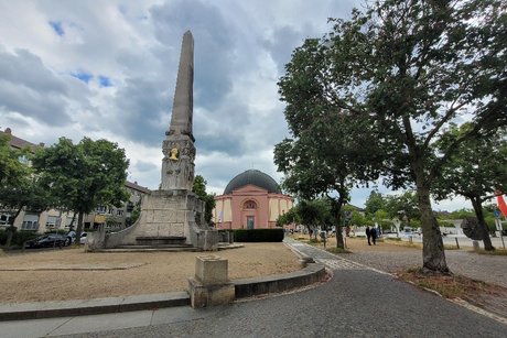 Kath. Kuppelkirche und Luisensäule Kath. Kuppelkirche und Luisensäule