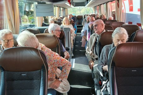Die Fahrg&auml;ste sind im Bus