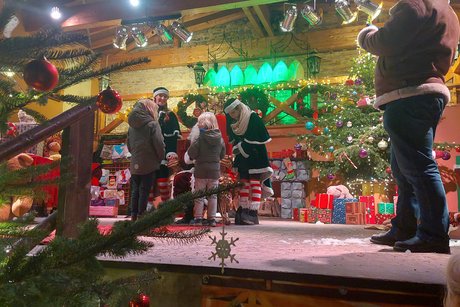 weihnachtlich dekorierte B&uuml;hne