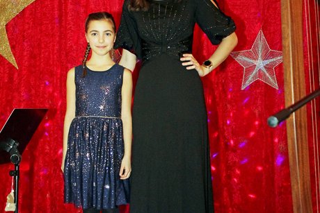 Potpourri an Eindrücken zur Weihnachtsfeier zwei Mädchen stehen auf der Bühne