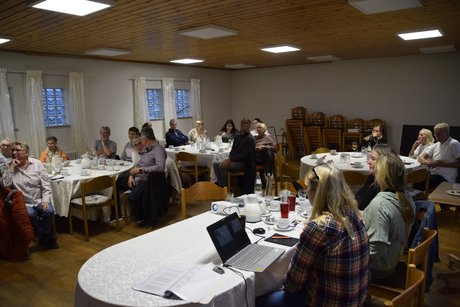 &Uuml;berblick &uuml;ber die vier Tische mit Zuh&ouml;renden