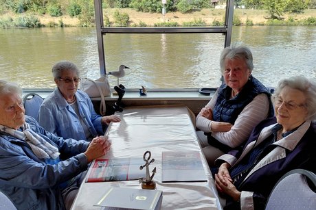 M&auml;nner und Frauen auf dem Schiff zur Saarschleife