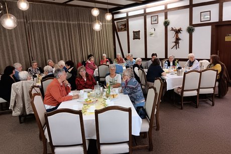 Glückliche Frauen beim Frühstück