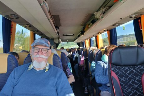 Der Bus ist fast voll mit 46 Reiseteilnehmer.