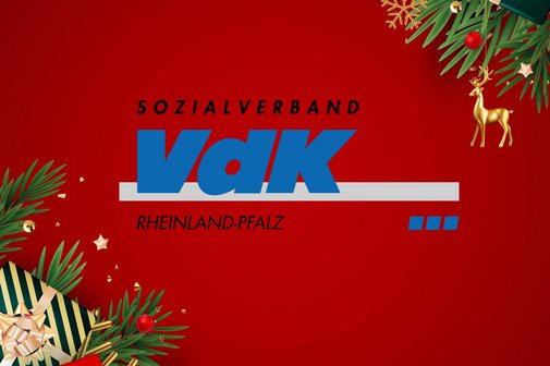 Blaues VdK-Logo vor rotem Hintergrund in den Bildecken sind gr&uuml;ne Tannenzweige.