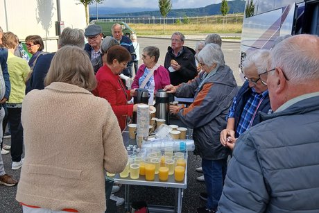 Frühstück am Bus mit Belegten Brötchen, Kaffee und ein Glas Sekt, auch mit Orangensaft gemischt. Zu sehen ist das Frühstück, aufgebaut neben dem Bus. Belegte Brötchen mit Kochschinken oder Käse, Kaffee und wer wollte, ein Glas Sekt mit oder ohne Orangensaft.