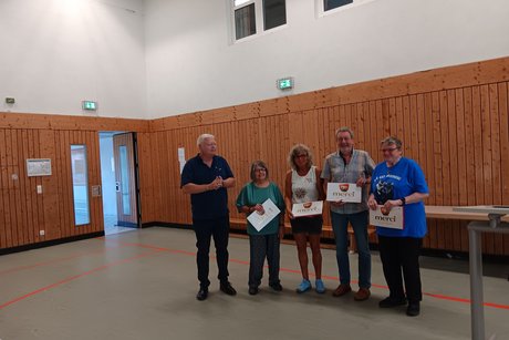 unsere treuen Zeitungszusteller unsere treuen Zeitungszusteller . Mockenhaupt, S. Knak, W. Kuschmann, M.L. Plösch mit R. Zimmermann