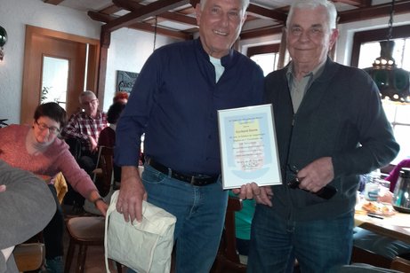 Gerhard Sturm wird von B&uuml;rgermeister Fritz B&auml;r gratuliert