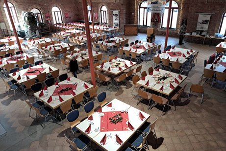 Weihnachtsfeier im Ziegeleimuseum gedeckte Tische für ca. 190 Personen