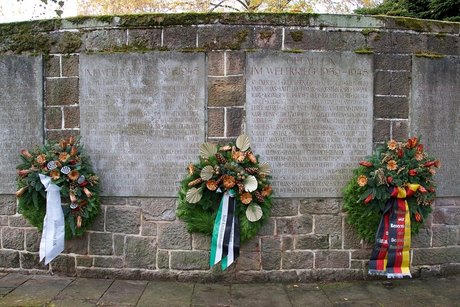 Es sind drei Kränze zu sehen, die am Ehrendenkmal hängen. Von der Stadt Kirchheimbolanden, den Reservisten und des VdKs.